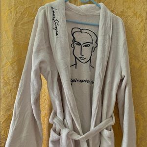 Bathrobe/loungewear.